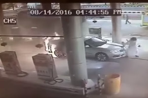 بالفيديو.. موقف بطولي لسعودي ينقذ محطة وقود من الانفجار