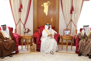 العاهل يستعرض مع رئيس الوزراء وولي العهد المواضيع التي تهم الشأن المحلي