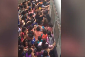 بالفيديو... هذا ما يحدث بالقطارات في الهند عند ساعة الذروة!