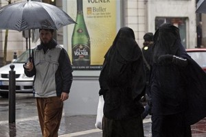 عالم سياسي ألماني لـ (د.ب.أ): حظر النقاب بهدف تحسين الاندماج سياسية رمزية محضة