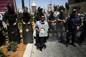 قوات إسرائيلية تعتقل 10 فلسطينيين في أنحاء مختلفة من الضفة الغربية