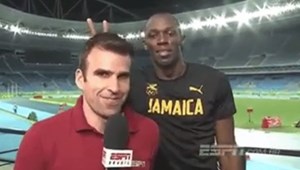 بالفيديو... بولت يمازح مراسلاً تلفزيونياً على الهواء