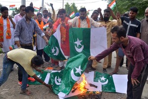 توترات بسبب حرق العلم الباكستاني تتسبب في غلق الحدود مع أفغانستان