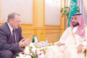 وزير الدفاع السعودي يبحث مع مبعوث الرئيس الروسي قضايا المنطقة