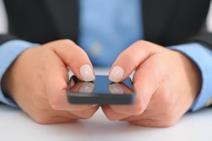 الرجال أكثر تعلقاً بهواتفهم من النساء