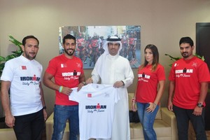 صقر بن سلمان يوجه فريق 'JFC' قبل المشاركة في بطولة 'فيشي' للرجل الحديدي