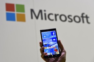 انخفاض مبيعات هواتف 'ويندوز' مع مواصلة 'مايكروسوفت' تدمير بقايا 'نوكيا'