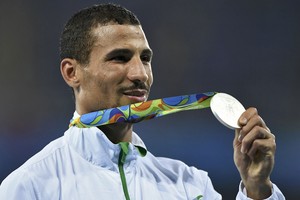 مخلوفي الجزائري يرفض التخلي عن زملائه رغم حصوله على مكافأة أولية بـ40 ألف دولار