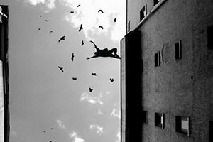 كويتية تلقي بنفسها من الطابق العاشر