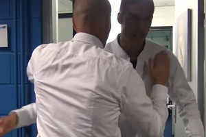 بالفيديو... تصرف رائع لزيدان مع نجوم ريال مدريد لرفع معنوياتهم قبل كل مباراة