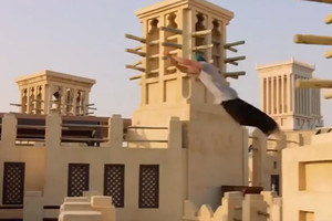 بالفيديو... مغامرة القفز الحر فوق أسطح مدينة جميرا الاماراتية