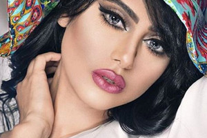 بالفيديو... شاب فرنسي يلاحق شيلاء سبت ويطلب يدها للزواج!