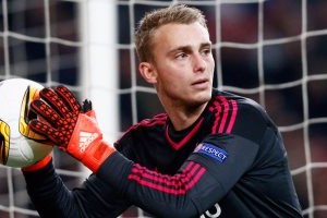 بالفيديو... خطأ فادح لحارس برشلونة الجديد مع أياكس