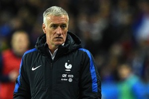 ديشان يضم لاكازيت وكورزاوا وفقير وفاران لتشكيلة فرنسا