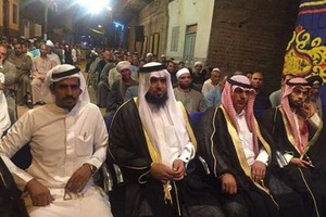 كيف فاجأ مواطنون سعوديون مقيمًا مصريًّا اعتمر عن والدهم وهو لم يشاهده؟