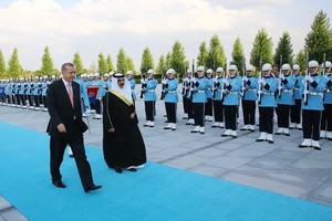 بالصور... العاهل يصل إلى تركيا ويؤكد أن الزيارة فرصة للارتقاء بالتعاون المشترك