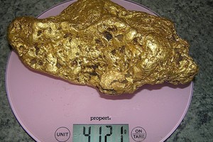 العثور على قطعة من الذهب تزن أكثر من 4 كيلوجرامات في أستراليا