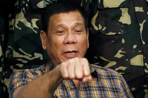 الحكومة الفلبينية والمتمردون الشيوعيون يوقعون اتفاقا لوقف اطلاق النار