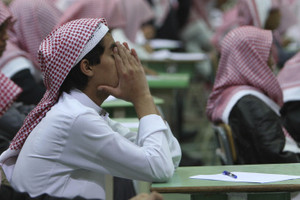 على غرار البحرين... السعودية تفرض على الطلاب إعادة الكتب الدراسية قبل تسليم النتائج
