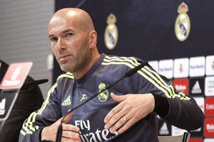 بالفيديو... زيدان يرد على بيكيه ويكشف عن موقف خاميس رودريغيز