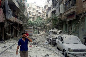 مقتل 15 شخصا على الاقل جراء برميلين متفجرين على مدينة حلب السورية