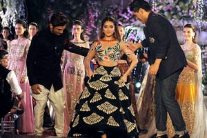 بالفيديو والصور... ما الجديد في أسبوع الموضة في الهند؟