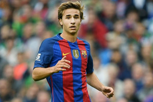 برشلونة يعير سامبر ودوغلاس إلى غرناطة وخيخون