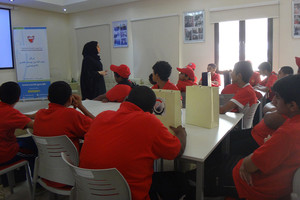 طلبة المعسكر الصيفي يزورون مركز عبدالله بن يوسف فخرو الاجتماعي