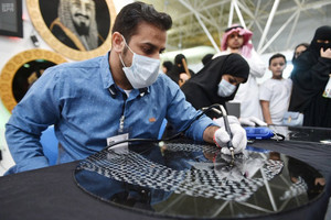 بالصور... زوجان سعوديان ينقشان على الزجاج في مهرجان 'حكايا مسك'