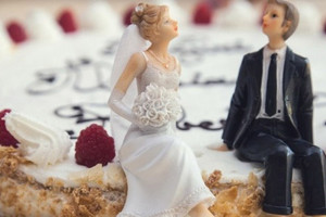 لم يتمكن من خلع فستان زفاف زوجته... فكانت المفاجأة!