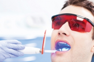 ﻿الليزر يعقم ويقوم ويجمل الأسنان