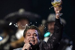 وفاة أسطورة الغناء المكسيكي خوان غابرييل خلال جولة فنية بأميركا