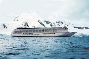 رحلة سياحية فاخرة تشق مياه القطب الشمالي للمرة الأولى في التاريخ