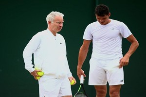 لاعب التنس الكندي راونيتش ينفصل عن مدربه مكنرو