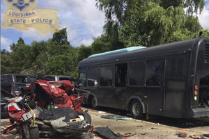 مقتل شخصين وإصابة 41 في حادث حافلة تقل متطوعين للإغاثة من الفيضانات بلويزيانا