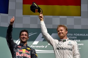 صعود هاميلتون لمنصة التتويج يفسد حلاوة فوز روزبرغ