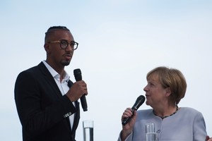 ميركل تلتقي مع جيروم بواتينغ خلال فعاليات اليوم المفتوح للحكومة الألمانية