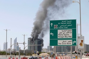 بالصور...اندلاع حريق في برج تحت الإنشاء في أبوظبي