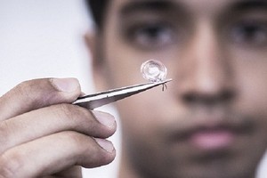 'عدسات لاصقة ذكية' تكشف عن الحالة الصحية للإنسان