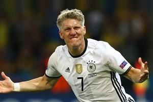 شفاينشتايغر لا يفكر في اعتزال الكرة ويلمح إلى اقترابه من الدوري الأميركي