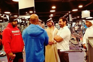 عبدالله بن راشد يزور الحداد بمعسكره التدريبي في (ذي بلاك سميث) الصحي