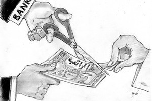 كاريكاتير 'الخليج الإماراتية': هكذا تلتهم البنوك الرواتب!