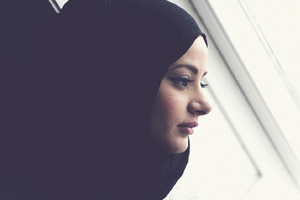 فرنسيون عنصريون نزعوا حجابي كويتية وابنتها في باريس