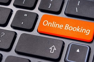 شاركونا... هل تفضل الحجز عبر الإنترنت أم مكاتب السفر؟