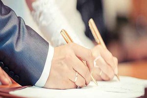 في الكويت... عشرينية وعدت زميلها بالزواج فسلمها 10 آلاف دينار