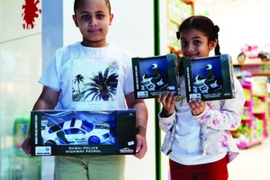 لجيلٍ محبٍ ومتعاون... شرطة دبي تهدي الأطفال دمى فارهة على غرار دورياتها!