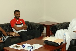 علي بن خليفة يطلع على احتياجات منتخب الشواطئ