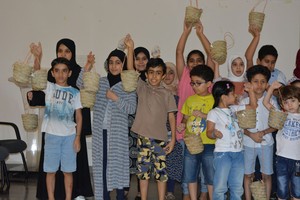 'اللجنة النسائية بنادي توبلي' تشارك الأطفال ورشة 'أصنع ضحيتي بيدي'