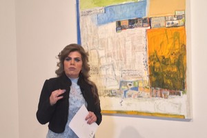 بالفيديو... للفنانة البحرينية هدير البقّالي تفتح معرضها التشكيلي الأول 'طوب'