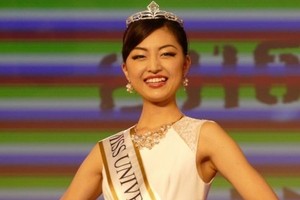 ملكة جمال اليابان تزور لاجئين سوريين في الأردن